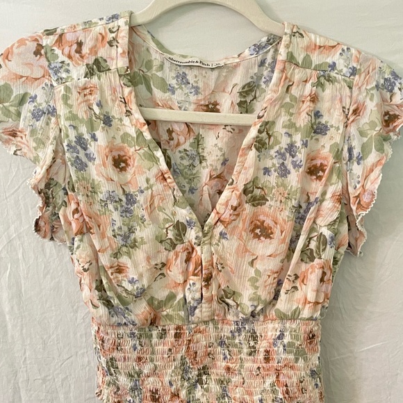 Abercrombie & Fitch Tops - Abercrombie and fitch women’s xs smocked waist flutter sleeve floral top